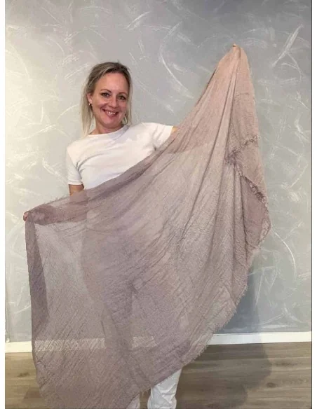 Let vævet struktur på taupe tørklæde – TIPPY