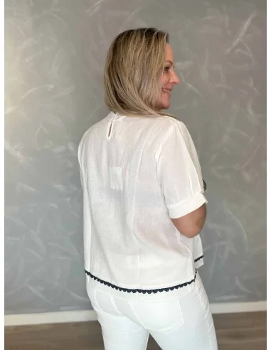 Bagside af hvid bluse til kvinder – TIPPY
