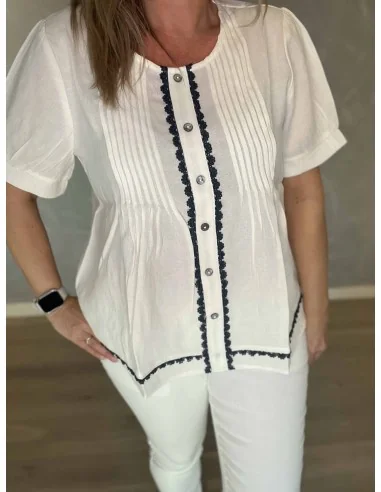Nærbillede af sort broderi på bluse – TIPPY
