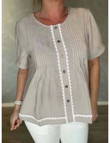 “Nærbillede af broderi på bluse – TIPPY