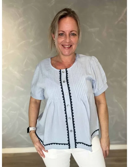 Sky bluse med broderi peplum til kvinder – Design by TIPPY