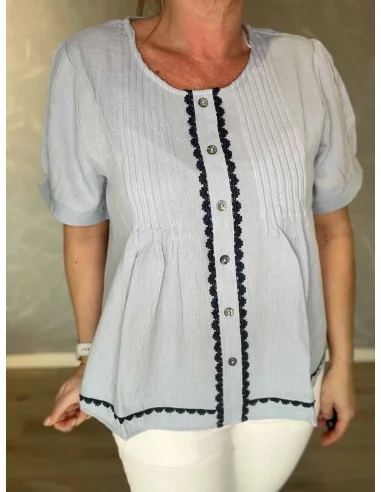 Nærbillede af broderi på bluse – TIPPY