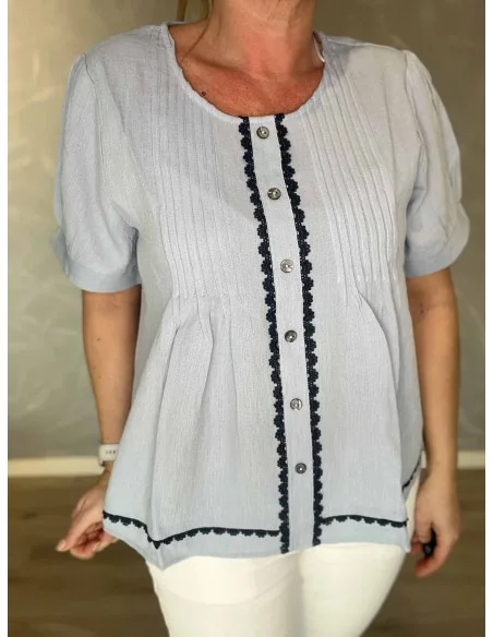 Nærbillede af broderi på bluse – TIPPY