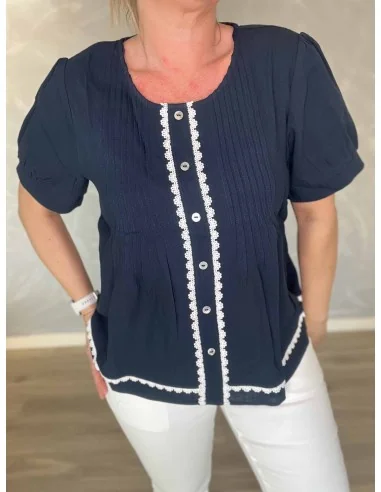 Nærbillede af broderi på bluse – TIPPY