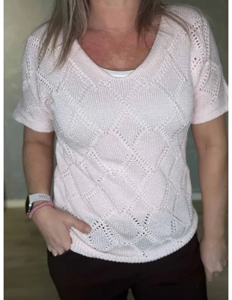 Nærbillede af hæklet mønster på bluse – TIPPY