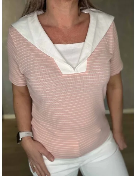 Nærbillede af stribet stof på rosa bluse – TIPPY