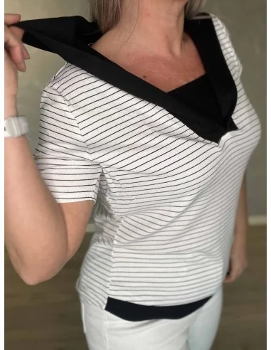 Sort matroskrave på hvid stribet bluse – TIPPY