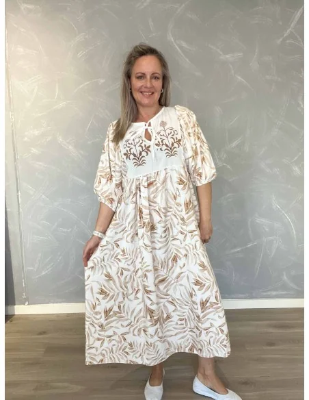 Beige maxi kjole med bladprint til kvinder – TIPPY Collection