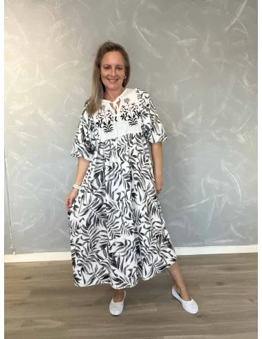 Hvid maxi kjole med sort bladprint til kvinder – TIPPY Collection