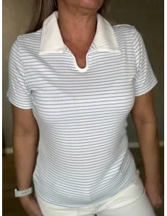 Hvid og sky stribet t-shirt med polokrave til kvinder – Design by TIPPY 2