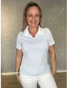Hvid og sky stribet t-shirt med polokrave til kvinder – Design by TIPPY