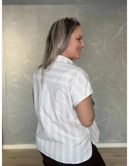 Bagside af beige skjorte til kvinder – TIPPY