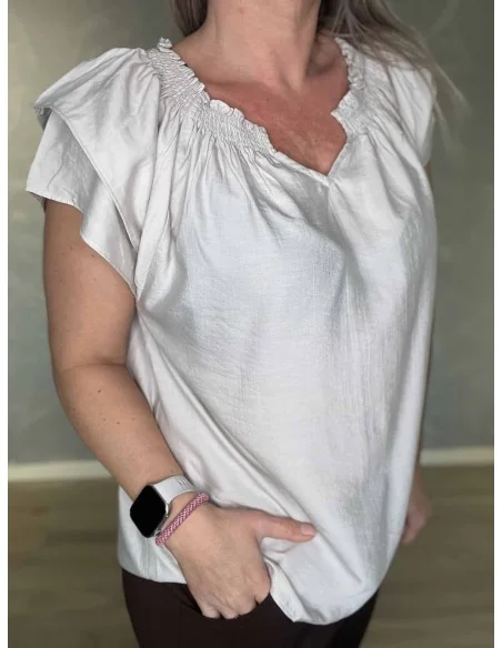 Nærbillede af frynse ærmer på bluse – TIPPY