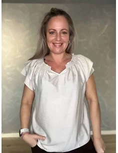 Beige bluse med smock hals til kvinder – DESIGN BY TIPPY