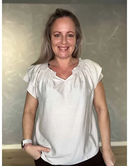 Beige bluse med smock hals til kvinder – DESIGN BY TIPPY