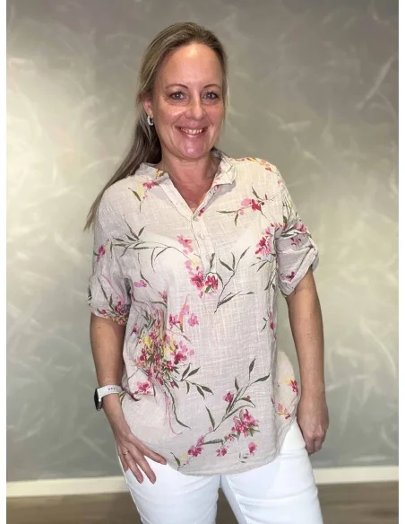 Beige skjortebluse med rosa blomster til kvinder – TIPPY Collection