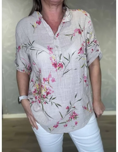 Nærbillede af blomsterprint på skjortebluse – TIPPY