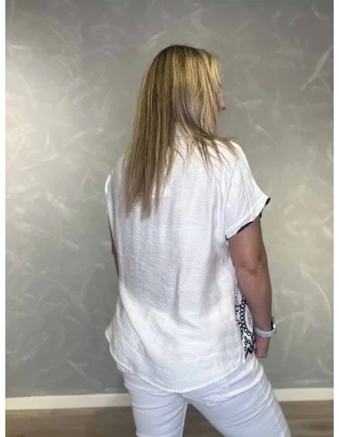 Nærbillede af broderi på skjortebluse – TIPPY