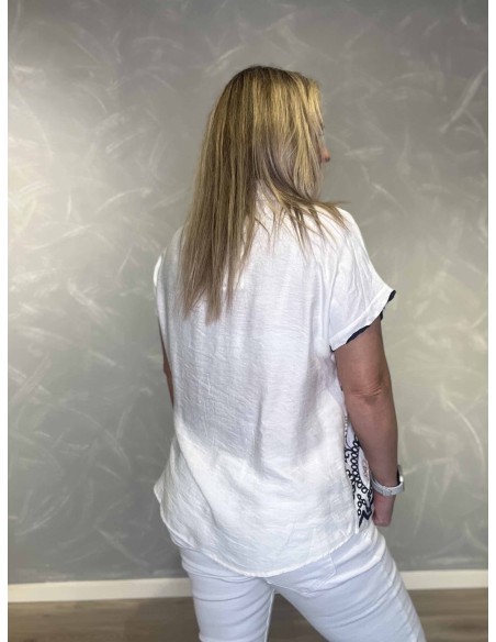 Nærbillede af broderi på skjortebluse – TIPPY