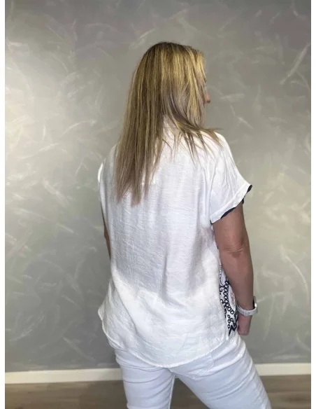 Nærbillede af broderi på skjortebluse – TIPPY