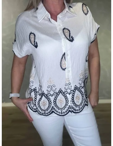 Nærbillede af broderi på skjortebluse – TIPPY
