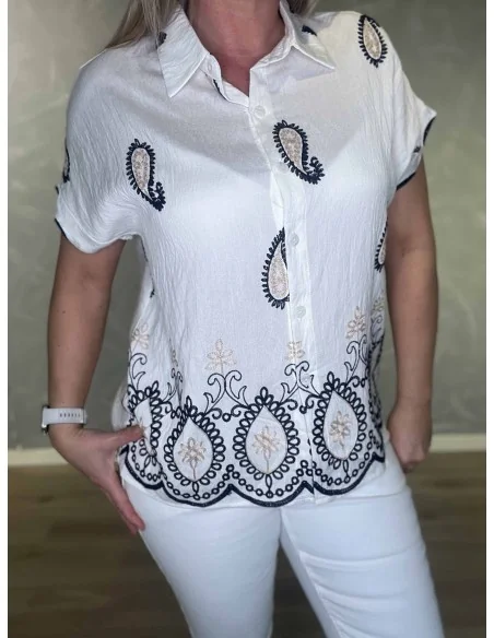 Nærbillede af broderi på skjortebluse – TIPPY