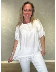 Hvid bluse med blonde skørt til kvinder – TIPPY collection