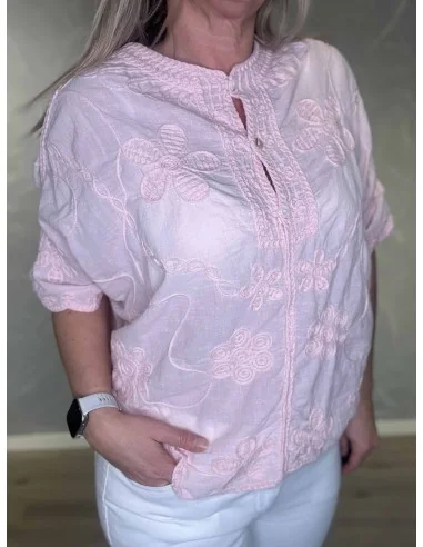 Nærbillede af broderi på bluse – TIPPY