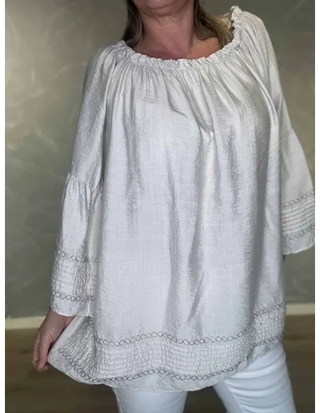 Nærbillede af kant på tunika – TIPPY