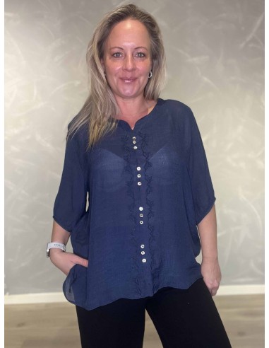 Navy bluse med broderi og pynteknapper til kvinder – design by TIPPY