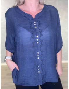 Navy bluse med broderi og pynteknapper til kvinder – design by TIPPY 2