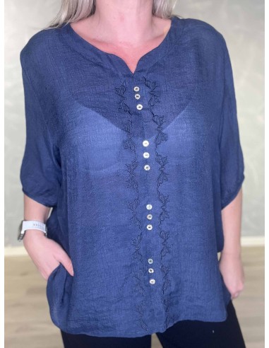 Broderi og knapper på navy bluse – TIPPY