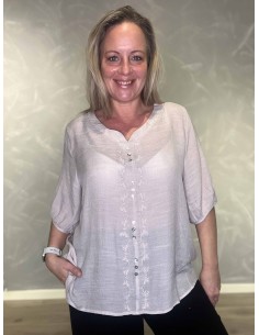 Sand bluse med broderi og pynteknapper til kvinder – design by TIPPY