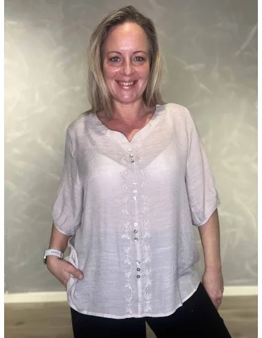 Sand bluse med broderi og pynteknapper til kvinder – design by TIPPY