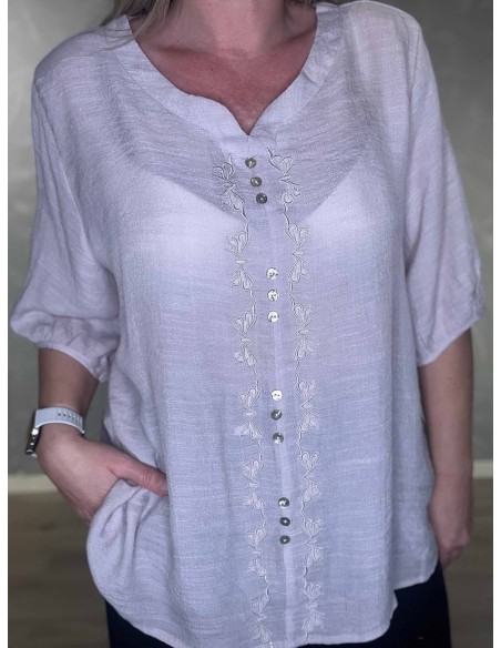 Broderi og knapper på sand bluse – TIPPY