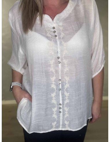 Broderi og knapper på milk bluse – TIPPY