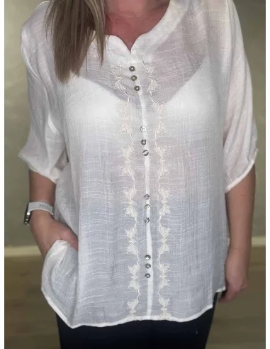 Broderi og knapper på milk bluse – TIPPY
