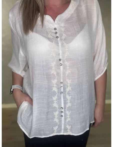 Broderi og knapper på milk bluse – TIPPY