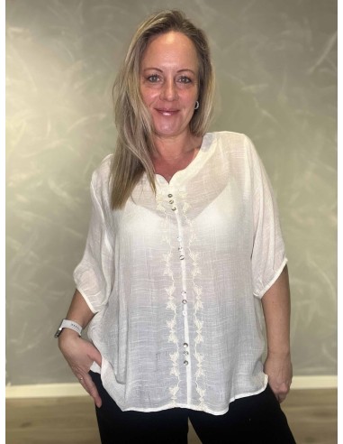 Milk bluse med broderi og pynteknapper til kvinder – design by TIPPY