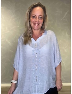Lyseblå bluse med broderi og pynteknapper til kvinder – design by TIPPY