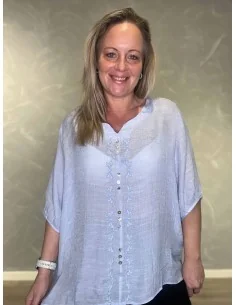 Lyseblå bluse med broderi og pynteknapper til kvinder – design by TIPPY