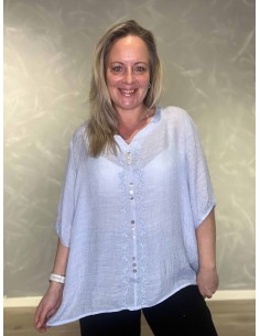 Lyseblå bluse med broderi og pynteknapper til kvinder – design by TIPPY 2