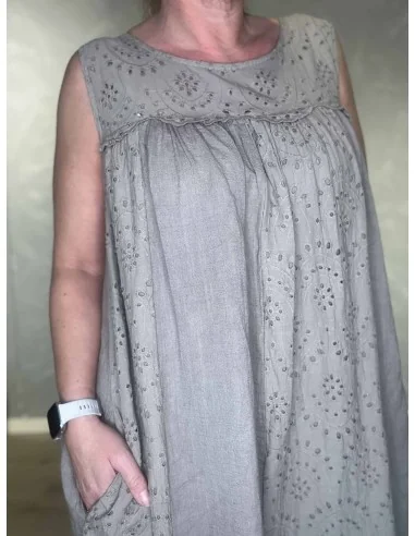 Broderi anglaise på beige kjole – TIPPY