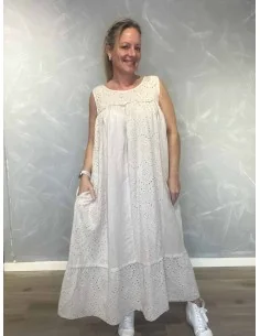 Sand stropkjole med broderi anglaise til kvinder – TIPPY collection