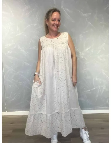Sand stropkjole med broderi anglaise til kvinder – TIPPY collection