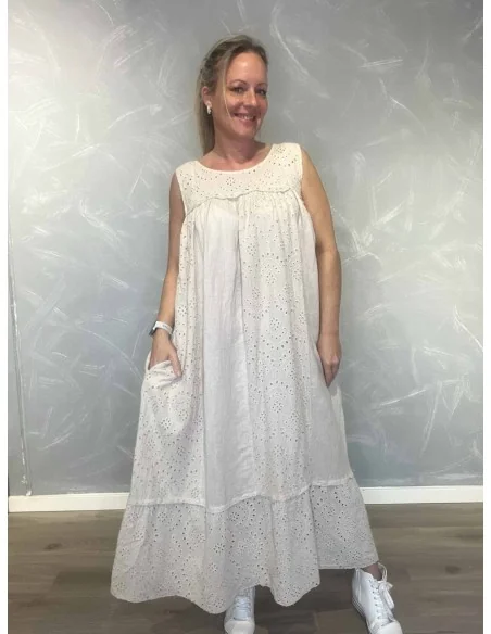 Sand stropkjole med broderi anglaise til kvinder – TIPPY collection
