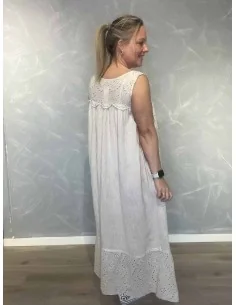 Sand stropkjole med broderi anglaise til kvinder – TIPPY collection 2