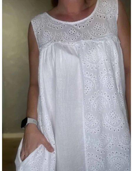 Nærbillede af broderi på kjole – TIPPY