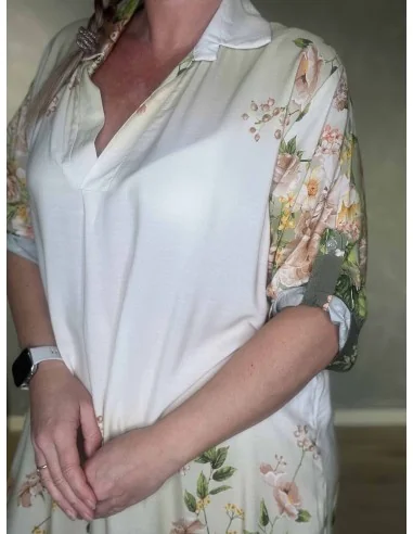 Blomsterkanter på sand/grøn kjole – TIPPY