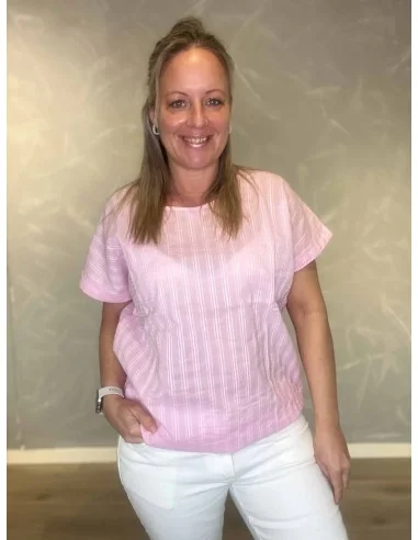 Rosa t-shirt med struktur striber til kvinder – Design by TIPPY
